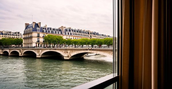 Séjour romantique à l'hôtel de seine, paris 6 : charme et confort